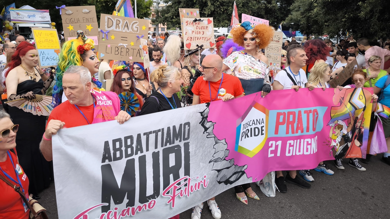 Musica, colori e libertà. Toscana Pride: “Abbattiamo i muri. Tessiamo futuri”