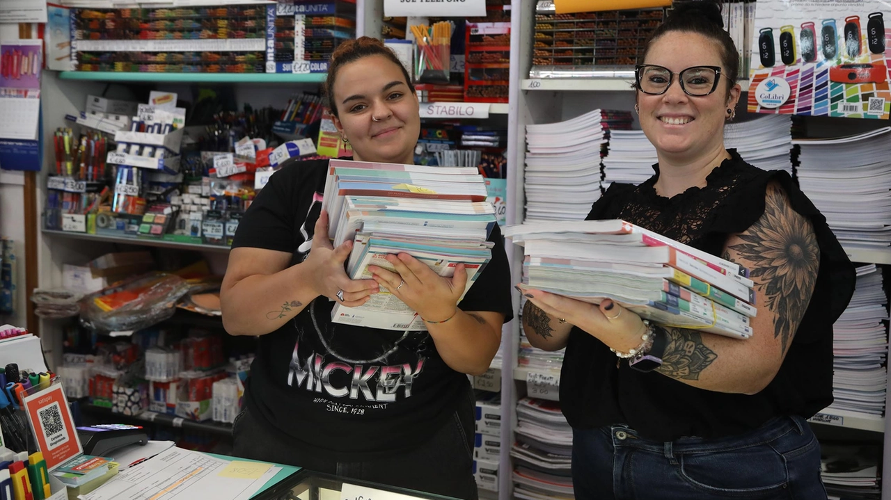Due esercenti mostrano alcuni libri per la scuola: nei primi giorni di settembre le richieste da parte delle famiglie sono in fortissimo aumento per tutte le fasce di età (la foto è di repertorio) Due esercenti mostrano alcuni libri per la scuola: nei primi giorni di settembre le richieste da parte delle famiglie sono in fortissimo aumento per tutte le fasce di età (la foto è di repertorio)