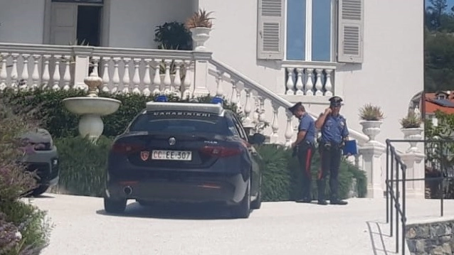 I carabinieri di fronte alla villa nello Spezzino dove un uomo ha ucciso la ex moglie