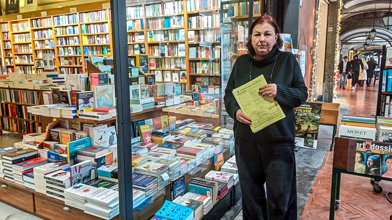 Rimedia Deffenu mentre mostra la multa di fronte alla vetrina della “Ghibellina” Rimedia Deffenu mentre mostra la multa di fronte alla vetrina della “Ghibellina”