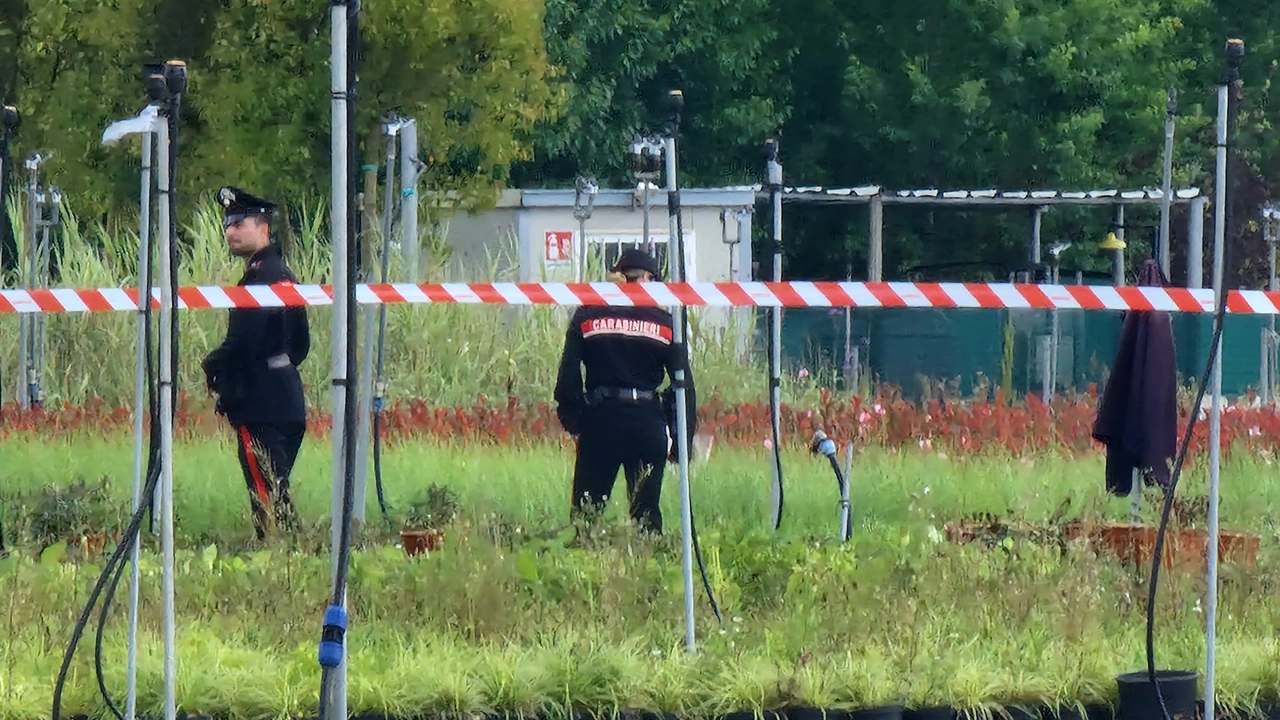 I rilievi dei carabinieri sul luogo della sparatoria (foto Acerboni/FotoCastellani) I rilievi dei carabinieri sul luogo della sparatoria (foto Acerboni/FotoCastellani)