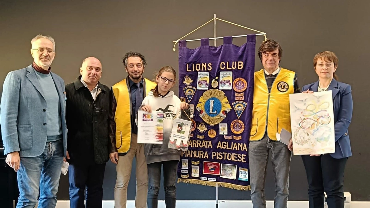 Il momento della premiazione di Zeno Butini: gli studenti erano chiamati a realizzare un poster dedicato alla Pace Il momento della premiazione di Zeno Butini: gli studenti erano chiamati a realizzare un poster dedicato alla Pace