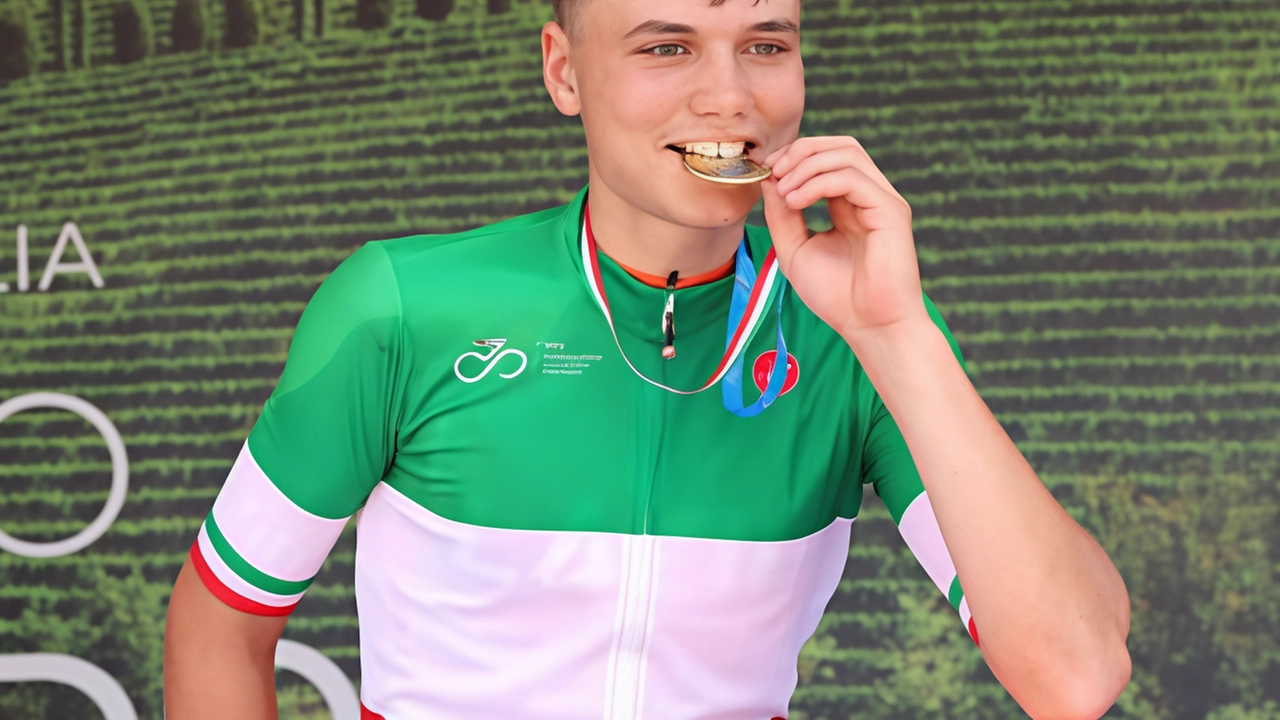 Il campione italiano Vincenzo Carosi premiato prima del via dagli organizzatori
