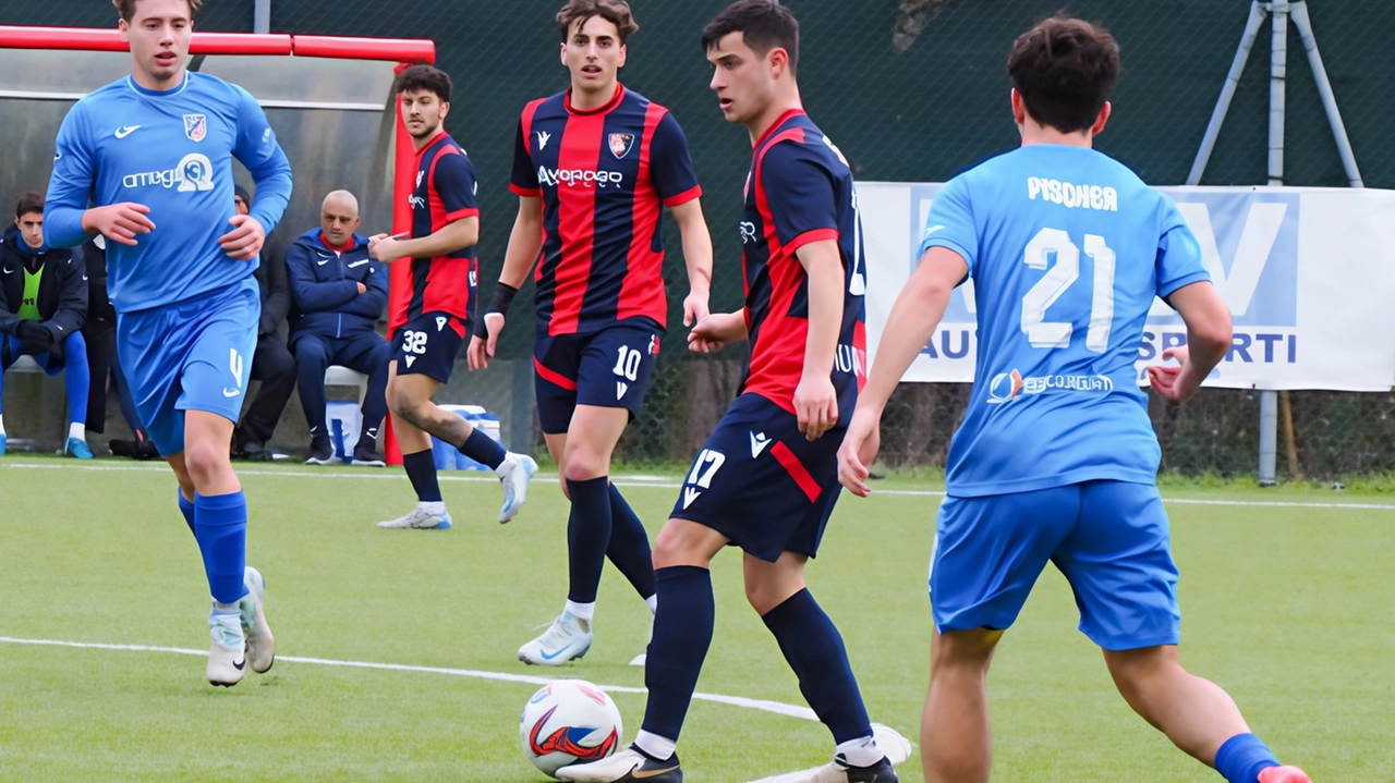 Il centrocampista Davide Sesti in azione a Ghivizzano Il centrocampista Davide Sesti in azione a Ghivizzano