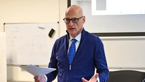 Professor Carbone, perché dovrebbero votare lei? "Perché porto una visione chiara, realistica e internazionale: voglio un’ Università più inclusiva, innovativa... Professor Carbone, perché dovrebbero votare lei? "Perché porto una visione chiara, realistica e internazionale: voglio un’ Università più inclusiva, innovativa...