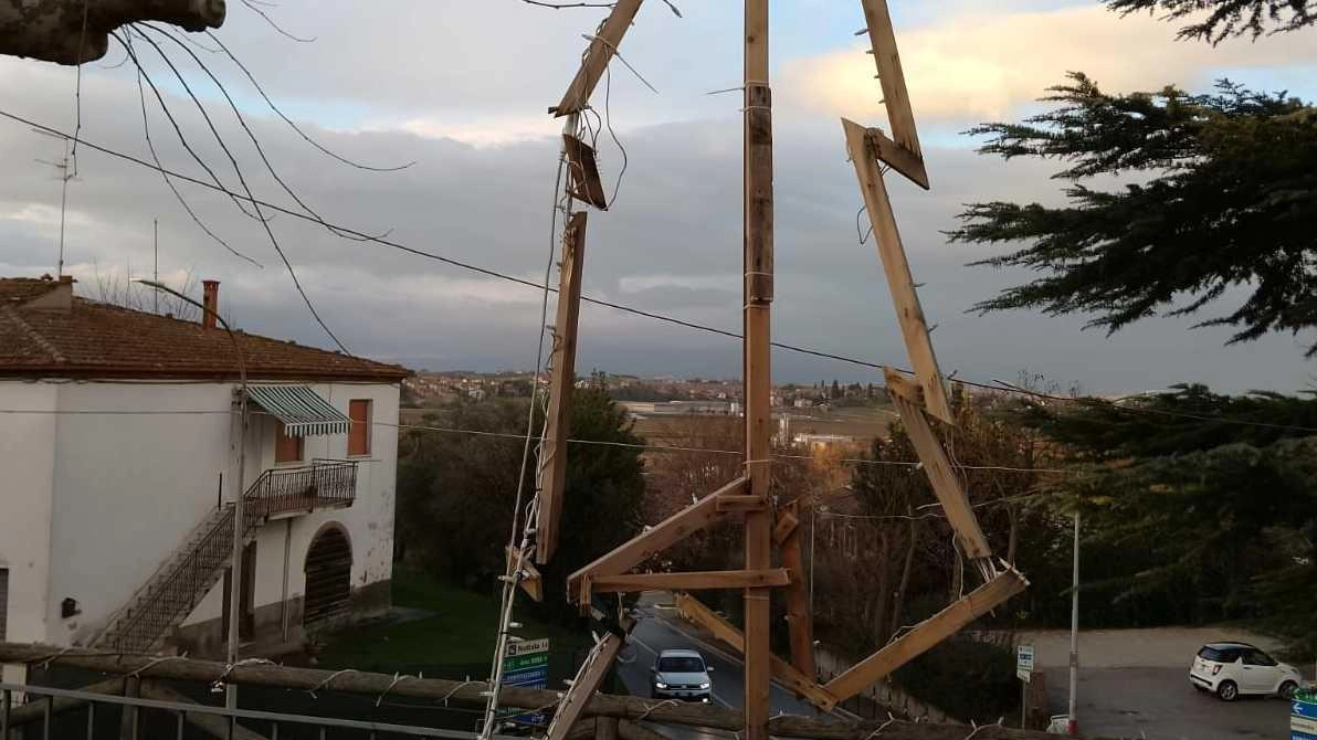 Una parte della decorazione vandalizzata a Gracciano, con la rottura dell’albero di Natale e le luminarie divelte: sdegno compatto della comunità graccianese Una parte della decorazione vandalizzata a Gracciano, con la rottura dell’albero di Natale e le luminarie divelte: sdegno compatto della comunità graccianese