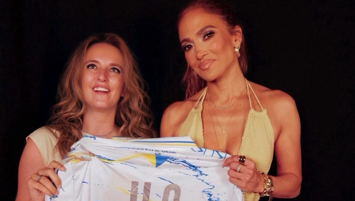 Jennifer Lopez riceve dall'addetta stampa della Carrarese Giulia Lucetti la maglia numero 10 dedicata alla star
