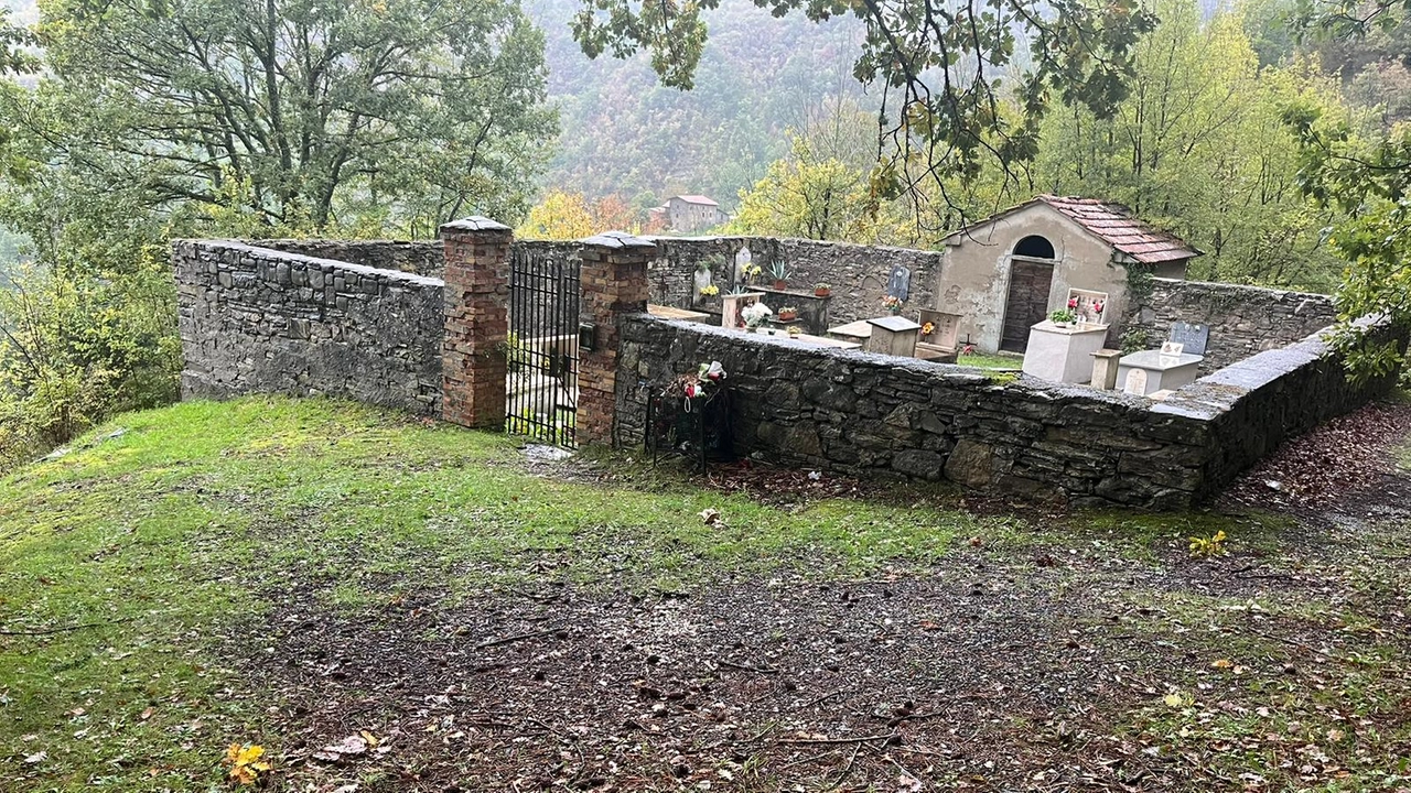 Il piccolo cimitero di Cantone, a San Giustino, dove sono rinvenuti resti di riti satanici Il piccolo cimitero di Cantone, a San Giustino, dove sono rinvenuti resti di riti satanici