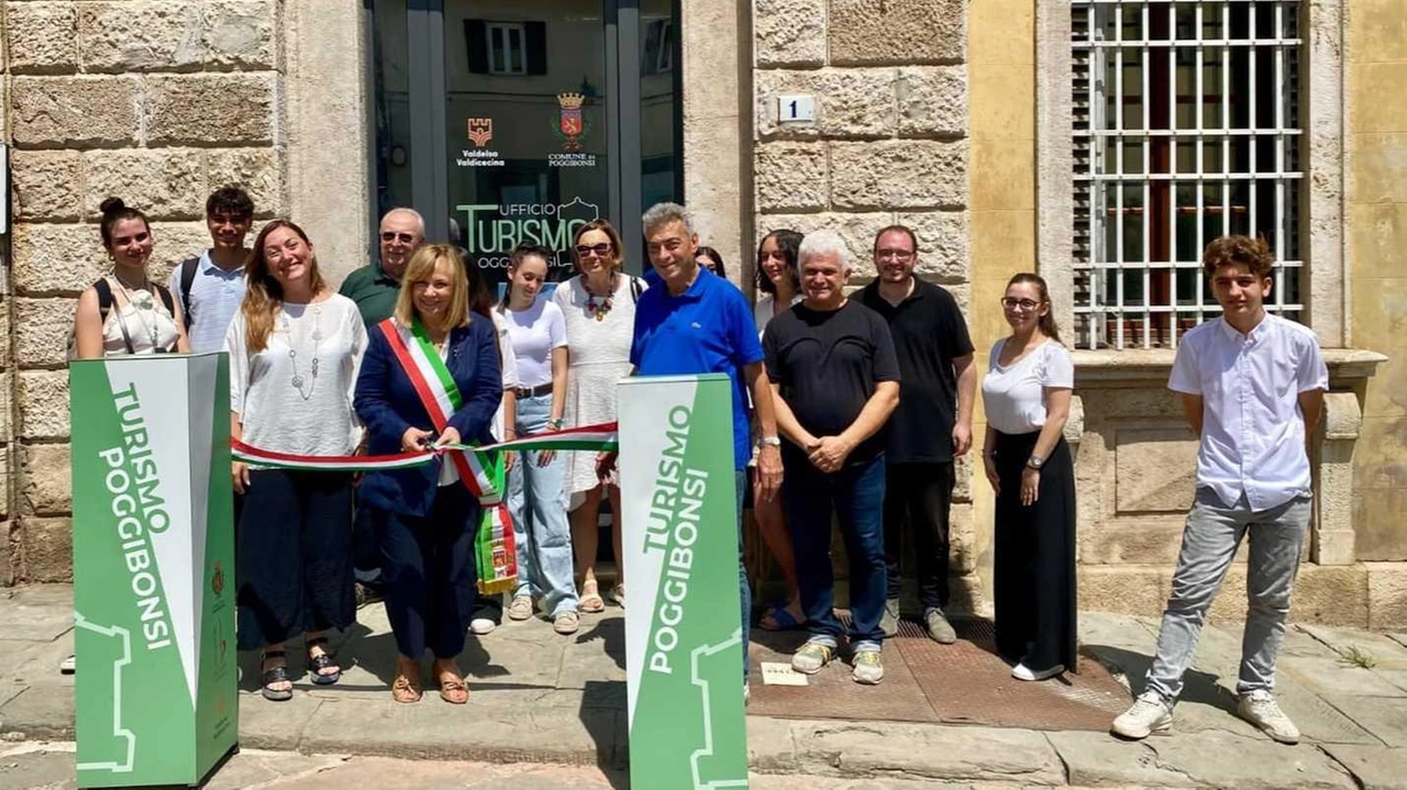 Taglio del nastro per il nuovo ufficio turistico nel centro di Poggibonsi Taglio del nastro per il nuovo ufficio turistico nel centro di Poggibonsi