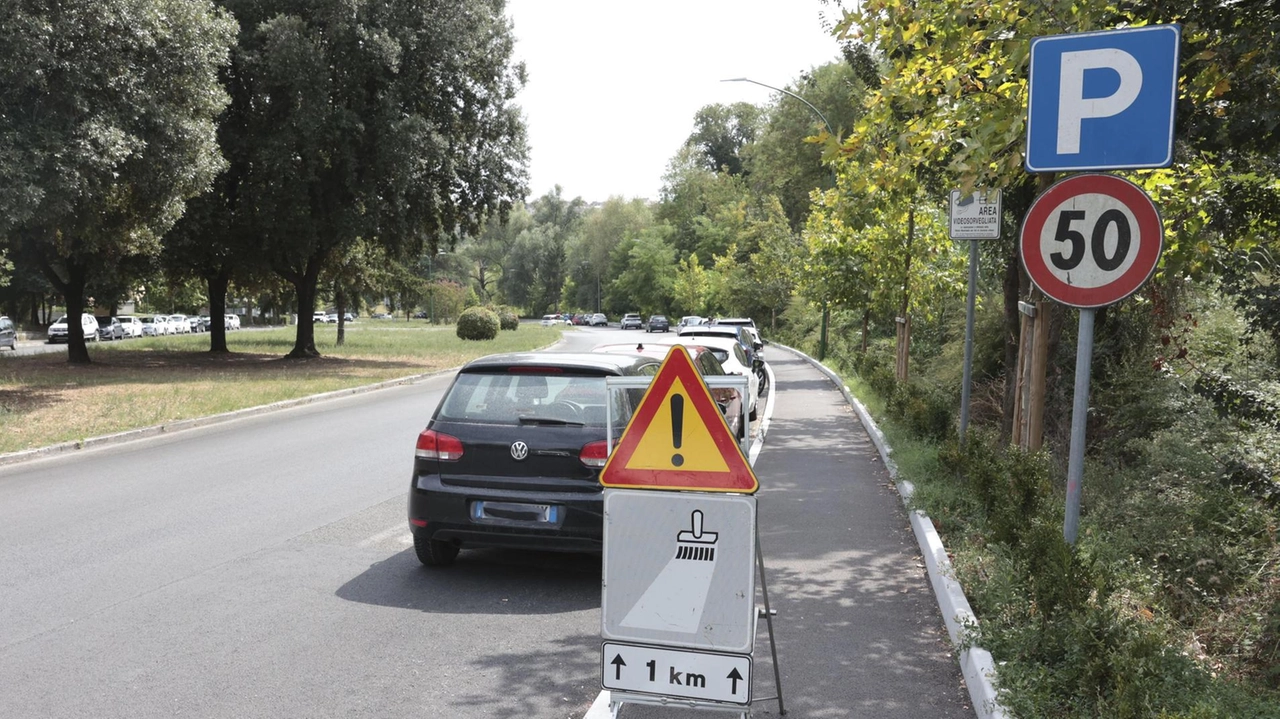 La nuova asfaltatura, con la sistemazione del parcheggio e della vegetazione, è stata completata da oltre un anno. Ma quel... La nuova asfaltatura, con la sistemazione del parcheggio e della vegetazione, è stata completata da oltre un anno. Ma quel...