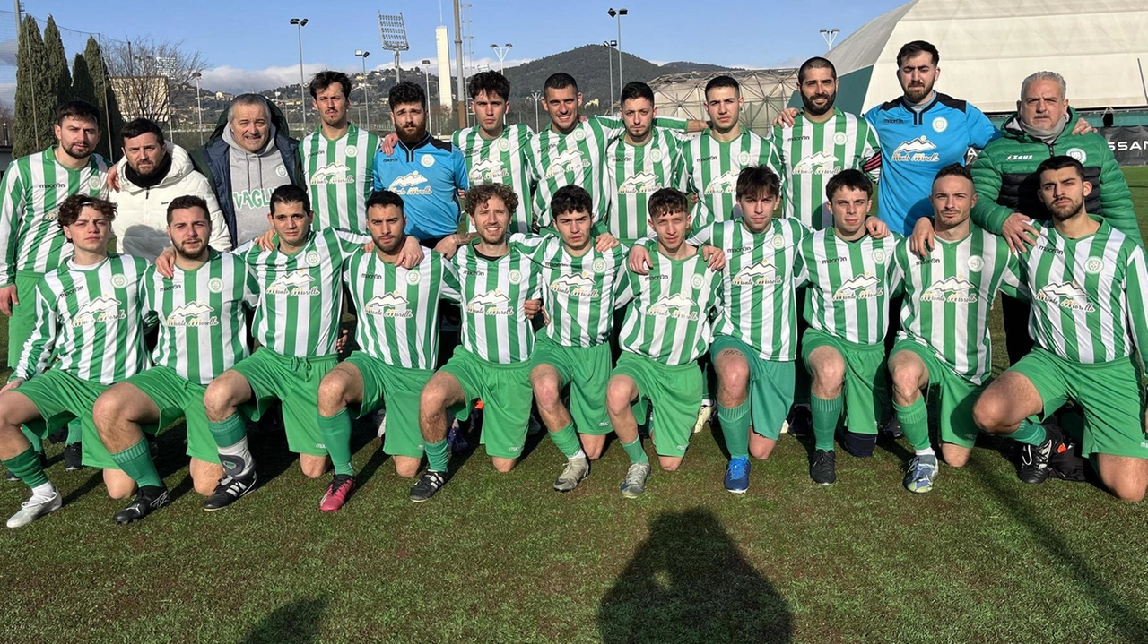 Equilibrio di valori in campo, bel gioco e molti gol caratterizzano i due gironi fiorentini del campionato di Terza categoria. Nel... Equilibrio di valori in campo, bel gioco e molti gol caratterizzano i due gironi fiorentini del campionato di Terza categoria. Nel...
