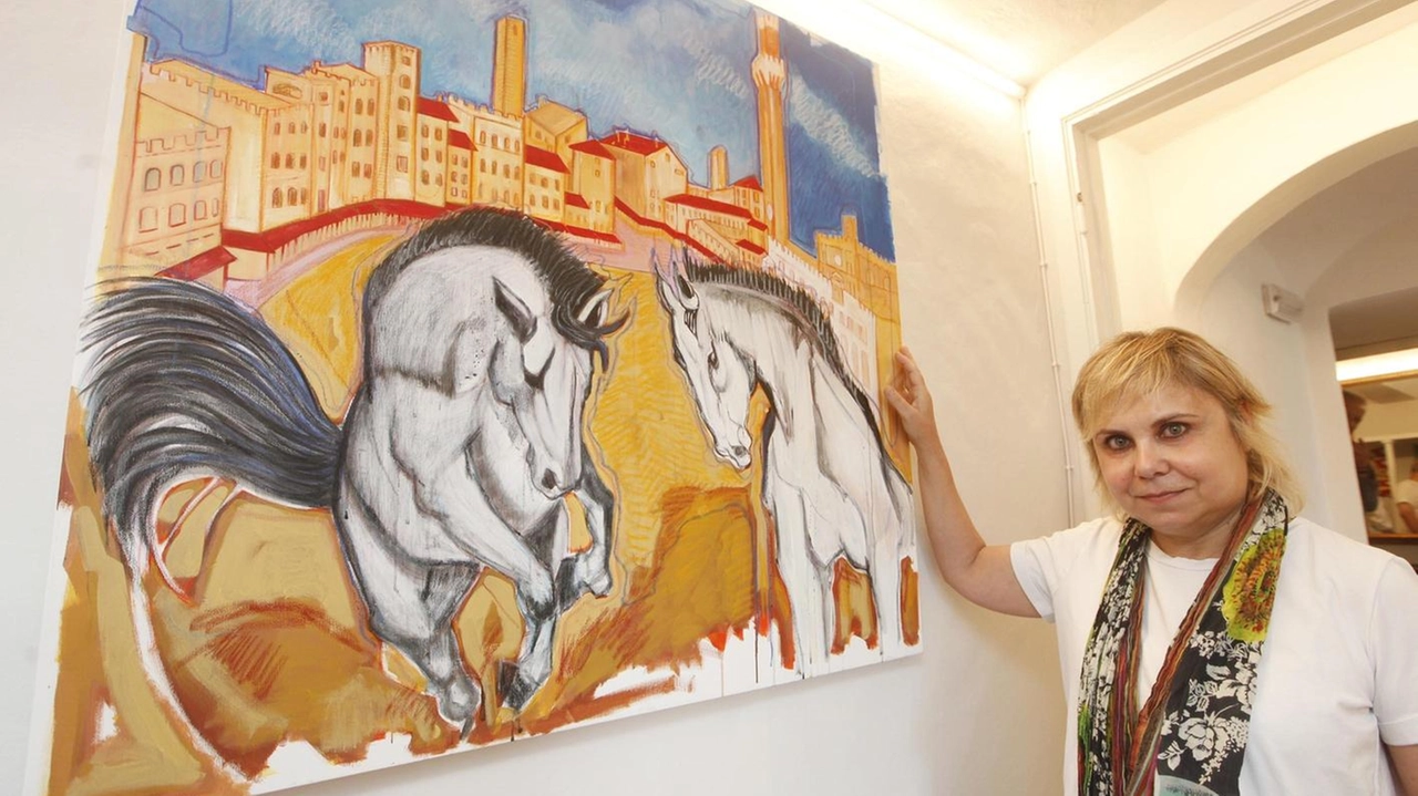 Lidia Bachis davanti a una delle opere da lei realizzate per la mostra