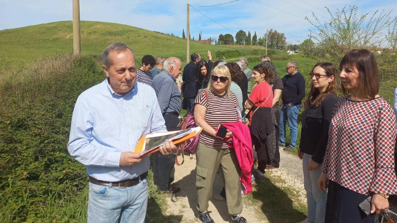 Il comitato di protesta dei cittadini in via Postignano quando venne scoperto che sarebbe nato il primo grande impianto di accumulo di energia green Il comitato di protesta dei cittadini in via Postignano quando venne scoperto che sarebbe nato il primo grande impianto di accumulo di energia green