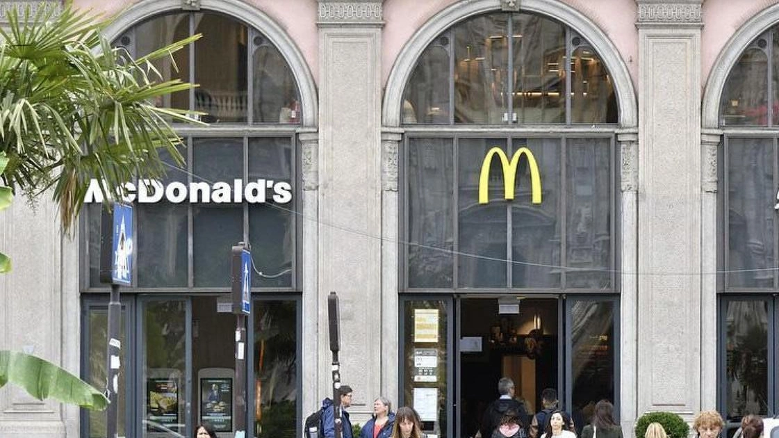 L'insegna di un Mc Donald's. Dovrebbe sbarcare a ottobre il nuovo punto vendita alla stazione di Arezzo L'insegna di un Mc Donald's. Dovrebbe sbarcare a ottobre il nuovo punto vendita alla stazione di Arezzo