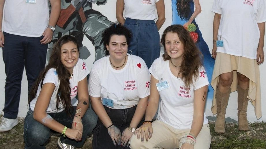 Il grande murales dipinto dalla band con alcuni detenuti e firmato dalle studentesse Alessia, Marika e Anna del Liceo Artistico Duccio di Buoninsegna di Siena e ovviamente. dai detenuti di Ranza Il grande murales dipinto dalla band con alcuni detenuti e firmato dalle studentesse Alessia, Marika e Anna del Liceo Artistico Duccio di Buoninsegna di Siena e ovviamente. dai detenuti di Ranza