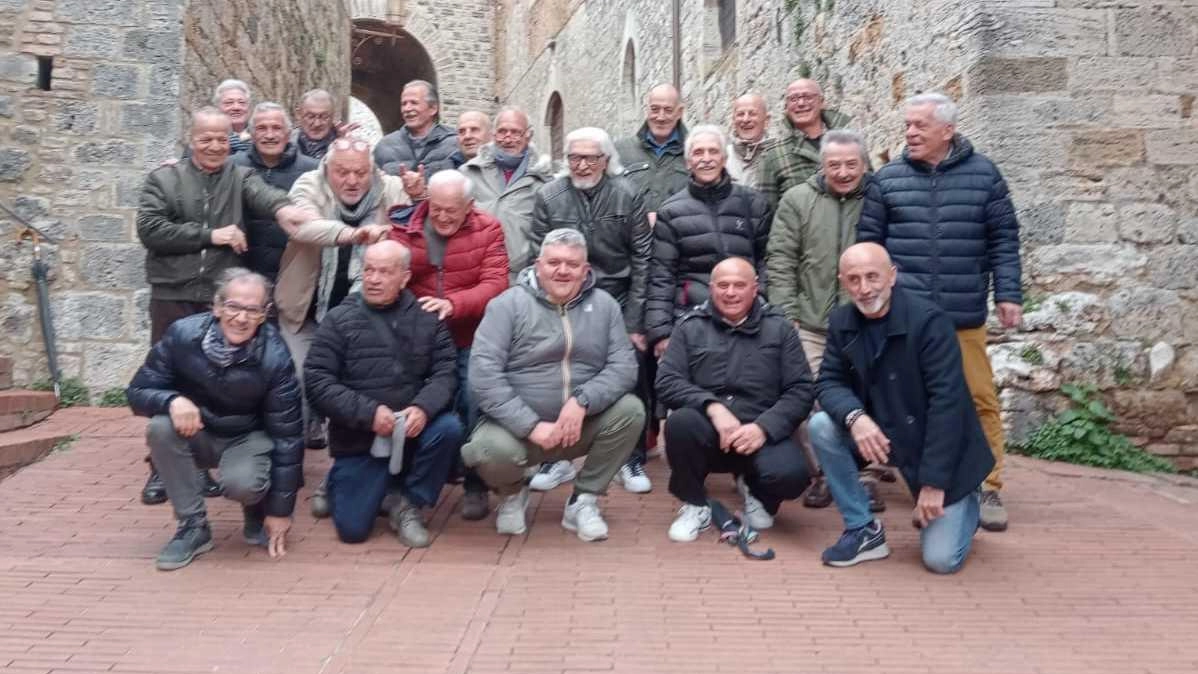 La tradizionale foto del gruppo Bar Acli ai piedi della torre Grossa scattata come ogni anno nel giorno del ritrovo dopo il pranzo di rito e i tanti ricordi