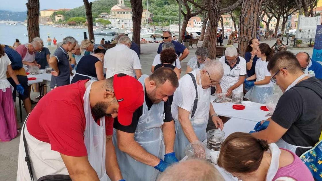 Salagione delle acciughe alle Grazie. Un’altra edizione da tutto esaurito