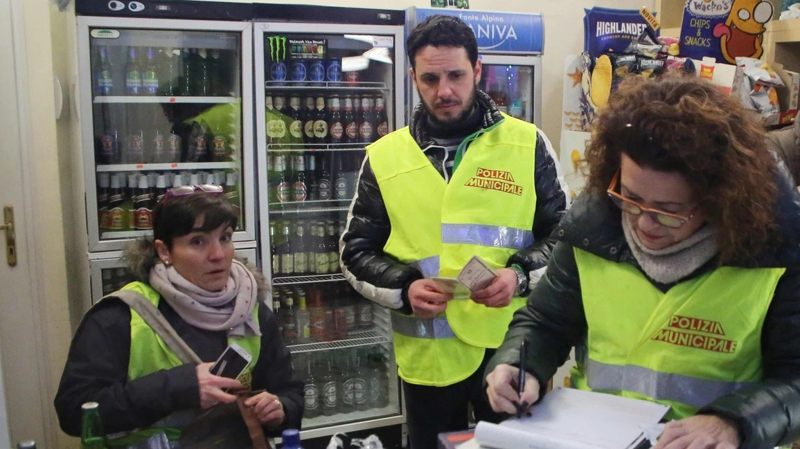 Controlli della Polizia Municipale nei minimarket (NewPressphoto) Controlli della Polizia Municipale nei minimarket (NewPressphoto)
