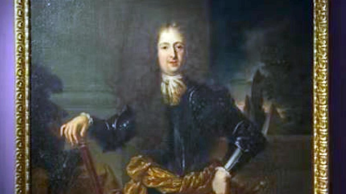 ‘Il Gran Principe Ferdinando de’ Medici’ di Anton Domenico Gabbiani e, qui sopra, il danno alla tela esposta ieri agli Uffizi