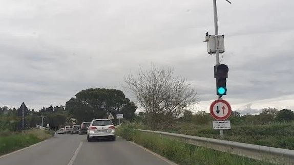 Il semaforo che regola il passaggio delle auto sul ponte sul Foenna che si trova sulla strada provinciale 327 Il semaforo che regola il passaggio delle auto sul ponte sul Foenna che si trova sulla strada provinciale 327