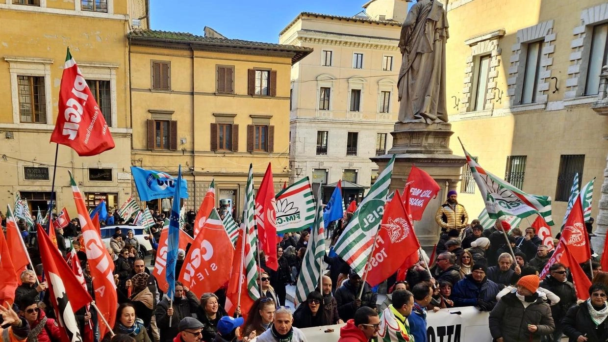 I lavoratori dello stabilimento Beko di Siena riprendono. oggi il presidio davanti ai cancelli della fabbrica I lavoratori dello stabilimento Beko di Siena riprendono. oggi il presidio davanti ai cancelli della fabbrica