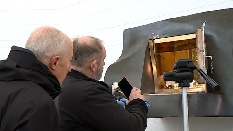 I carabinieri controllano il Tabernacolo in cerca di impronte (Foto fornita da Noitv) I carabinieri controllano il Tabernacolo in cerca di impronte (Foto fornita da Noitv)
