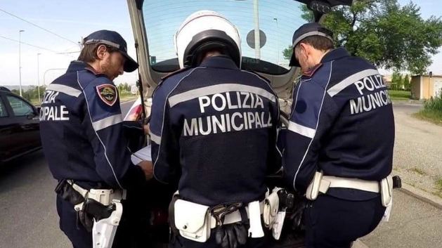 Agenti della polizia municipale. A Firenze nasce un reparto dedicato alle Cascine Agenti della polizia municipale. A Firenze nasce un reparto dedicato alle Cascine