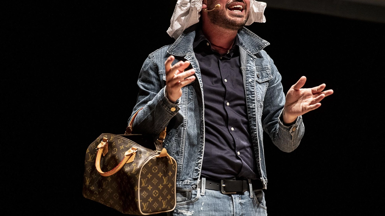 Il mondo di Filippo Caccamo sarà protagonista dello spettacolo di questo pomeriggio al Teatro Manzoni Il mondo di Filippo Caccamo sarà protagonista dello spettacolo di questo pomeriggio al Teatro Manzoni