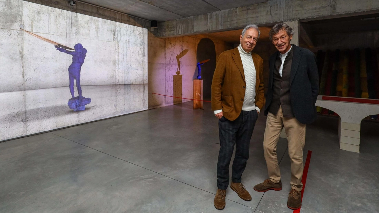 Il professor Alberto Del Bimbo e l’artista Marco Bagnoli davanti alla riproduzione dell’opera Come figura d’arciere Il professor Alberto Del Bimbo e l’artista Marco Bagnoli davanti alla riproduzione dell’opera Come figura d’arciere