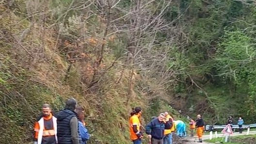 A Iano la via si è sbriciolata: intanto è stato assicurato un passaggio pedonale. L’assessore Bartolomei: "Interventi in somma urgenza. In tutto, 14 fronti".