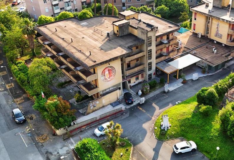 https://www.lanazione.it/image-service/view/acePublic/alias/contentid/ODgzZWIxMzItNDBmZi00/0/regina-elena-si-rifa-il-look-restyling-di-sedici-stanze.jpeg?f=1.91:1&w=1200