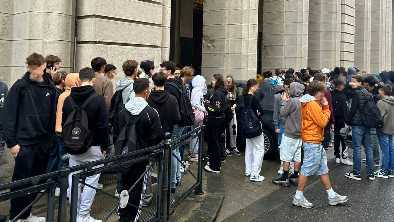 Oltre 400 studenti spezzini si sono ritrovati sotto la sede della Provincia, per chiedere interventi di edilizia scolastica Oltre 400 studenti spezzini si sono ritrovati sotto la sede della Provincia, per chiedere interventi di edilizia scolastica