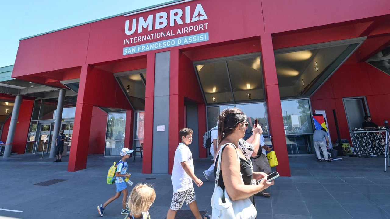 Giorni importanti per lo scalo umbro sia in termini di crescita, ma anche sul fronte sindacale, grazie all’accordo siglato con la Sase Giorni importanti per lo scalo umbro sia in termini di crescita, ma anche sul fronte sindacale, grazie all’accordo siglato con la Sase