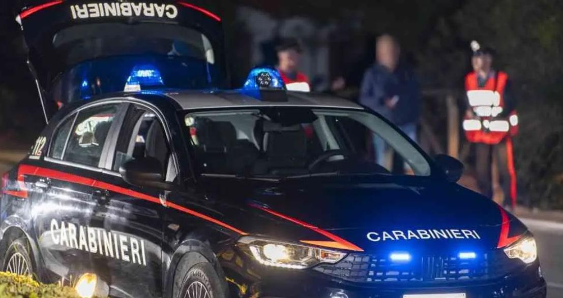 Notte di sangue a Prato: quattro feriti a San Paolo, spuntano coltelli e una pistola Notte di sangue a Prato: quattro feriti a San Paolo, spuntano coltelli e una pistola