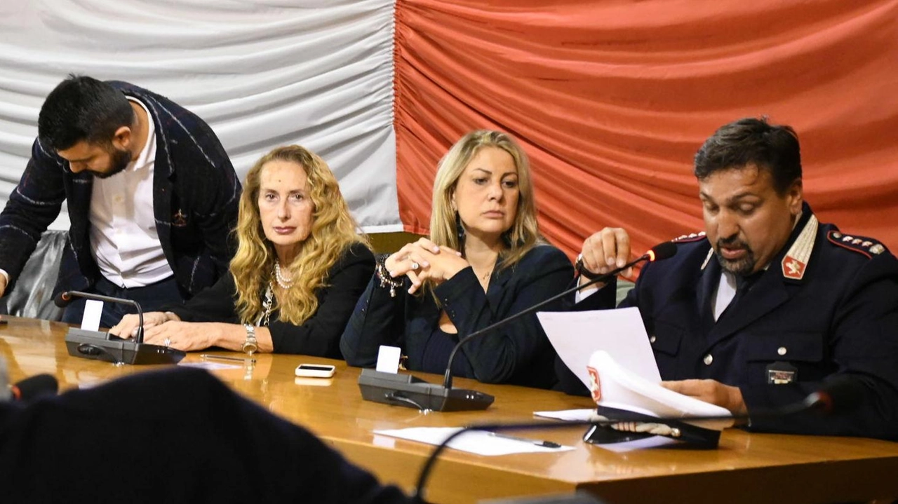 Il comandante dei vigili urbani, Giuliano Vitali, relaziona in consiglio comunale (Foto Paola Nizza) Il comandante dei vigili urbani, Giuliano Vitali, relaziona in consiglio comunale (Foto Paola Nizza)