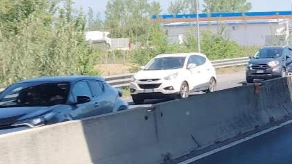 FiPiLi, attimi di terrore: camion perde carico di mattoni, auto forate e danneggiate FiPiLi, attimi di terrore: camion perde carico di mattoni, auto forate e danneggiate