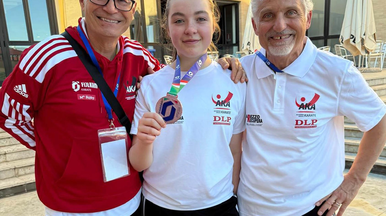 Giulia Marinelli insieme ai maestri Roberto Petrini (a sinistra) e Enzo Bertocci; grande soddisfazione per il bronzo Giulia Marinelli insieme ai maestri Roberto Petrini (a sinistra) e Enzo Bertocci; grande soddisfazione per il bronzo