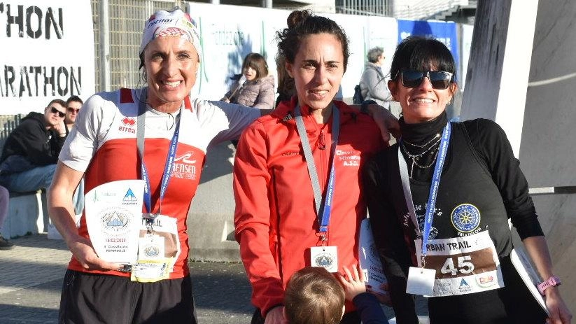 Sopra il podio maschile e poi quello femminile della Urban trail di ieri