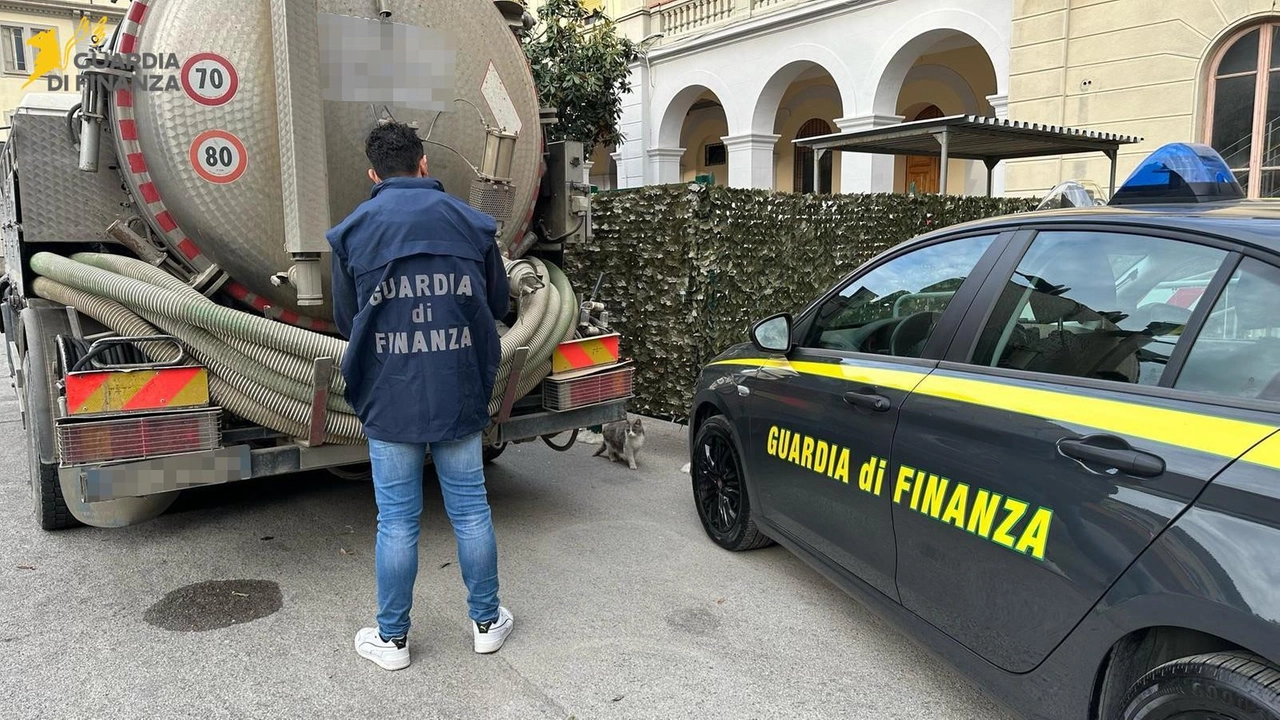 Sversa liquami in un tombino dell'acqua piovana: imprenditore denunciato Sversa liquami in un tombino dell'acqua piovana: imprenditore denunciato