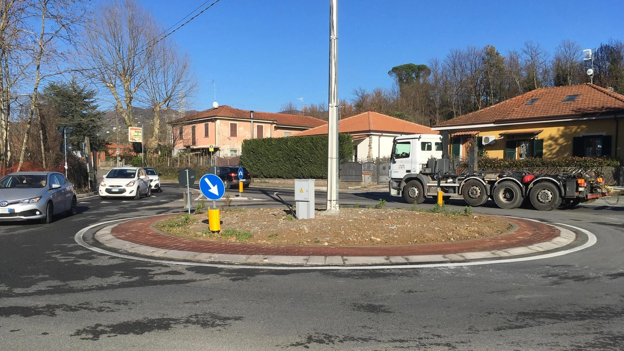 La nuova rotonda stradale su via Cisa al centro di polemiche a causa della difficoltà di accesso soprattutto per chi proviene dal tratto di Santo Stefano La nuova rotonda stradale su via Cisa al centro di polemiche a causa della difficoltà di accesso soprattutto per chi proviene dal tratto di Santo Stefano