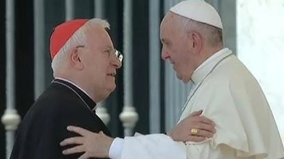 La commozione del cardinale per undici anni alla guida della diocesi aretina "È stato vicino ai migranti, a chi soffre. Una bella testimonianza di Chiesa limpida".