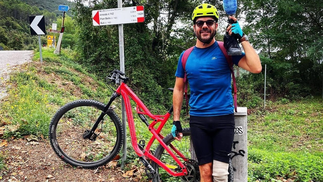 Alessio Bottaini, 38 anni, calcesano doc. Con la sua bici e la sua protesi Alessio Bottaini, 38 anni, calcesano doc. Con la sua bici e la sua protesi