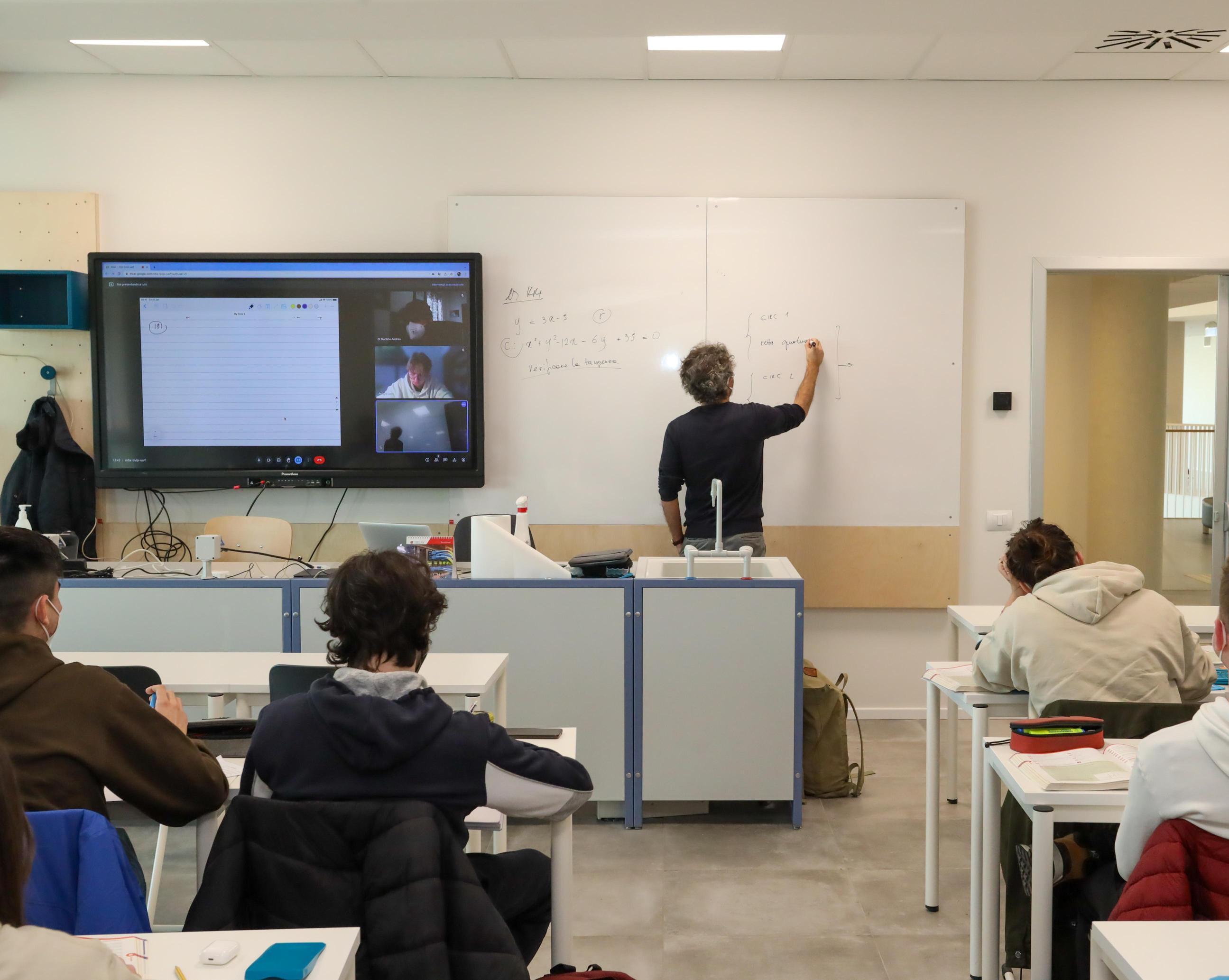 I Cobas lanciano l’allarme: "Trenta insegnanti in meno. A rischio i corsi serali"
