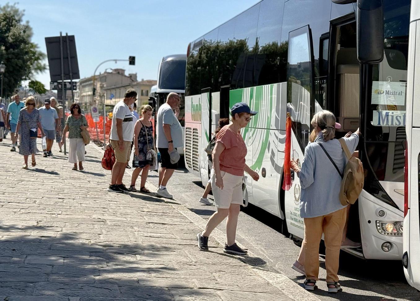 La stretta antipaccottiglia : "Più edicole, meno bazar". Da luglio controlli e sanzioni La stretta antipaccottiglia : "Più edicole, meno bazar". Da luglio controlli e sanzioni