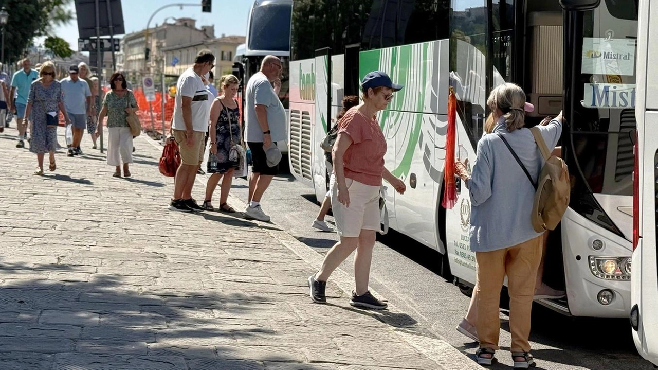 Pullman con croceristi sul lungarno, un assalto continuo Pullman con croceristi sul lungarno, un assalto continuo
