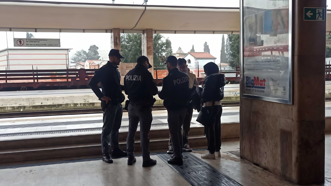 Agenti della polizia di Stato impegnati in un’operazione di controllo alla stazione piccola di Montecatini Terme Agenti della polizia di Stato impegnati in un’operazione di controllo alla stazione piccola di Montecatini Terme