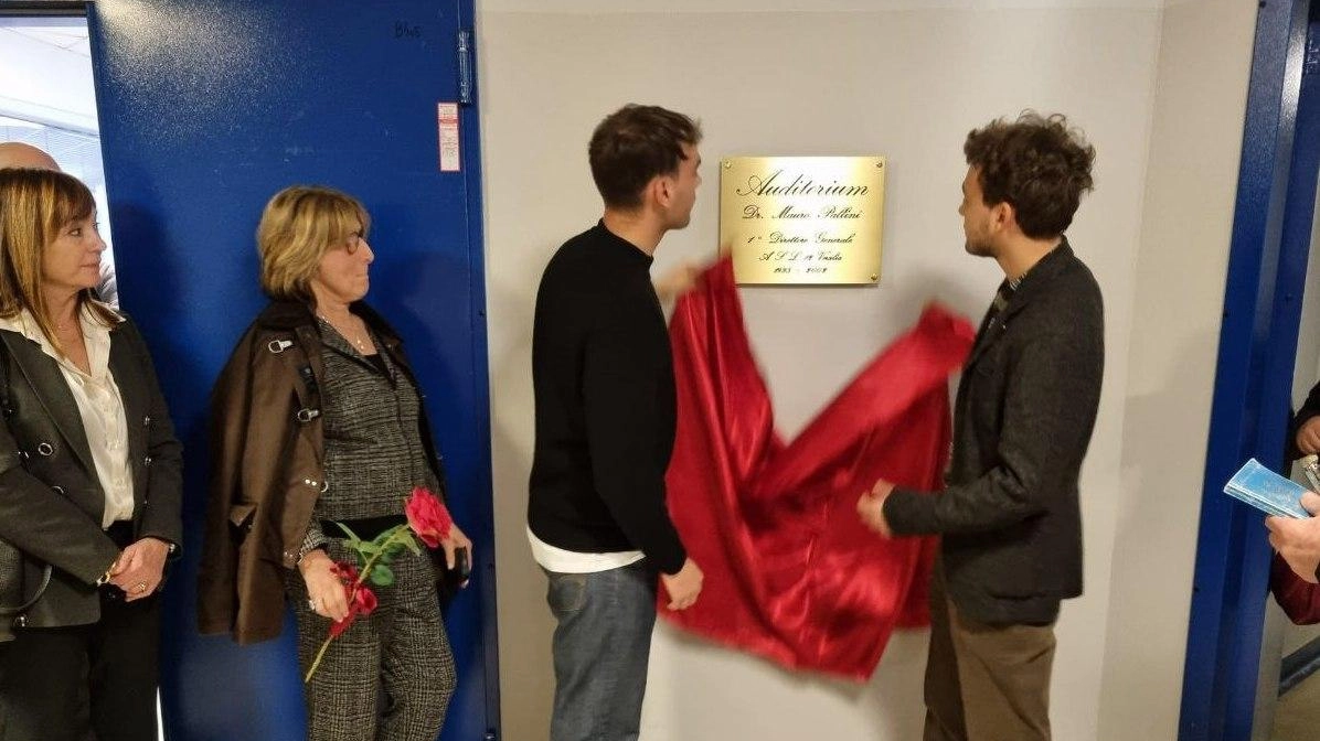 Il momento della scoperta della targa intitolata a Mauro Pallini a cui è stato intitolato l’auditorium del «Versilia» Il momento della scoperta della targa intitolata a Mauro Pallini a cui è stato intitolato l’auditorium del «Versilia»