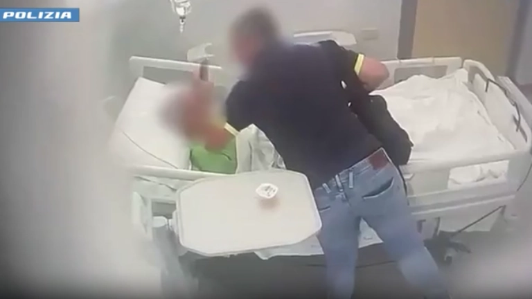 Un frame del video nel quale si vede il 37enne aggredire la madre ricoverata in ospedale