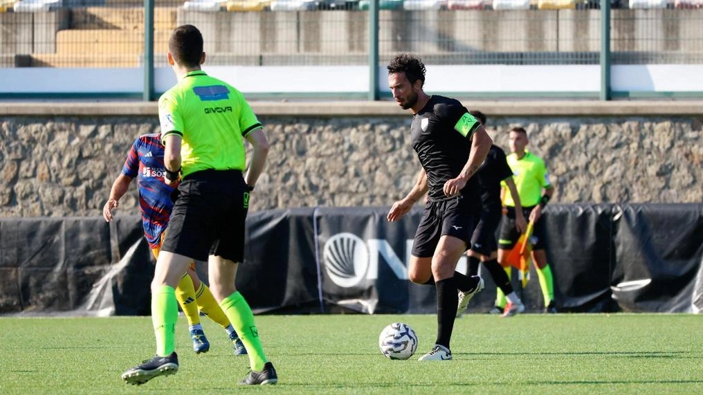Luca Simeoni in azione durante l’amichevole giocata dall’Us Pianese contro il Follonica Gavorrano allo Stadio comunale di Piancastagnaio