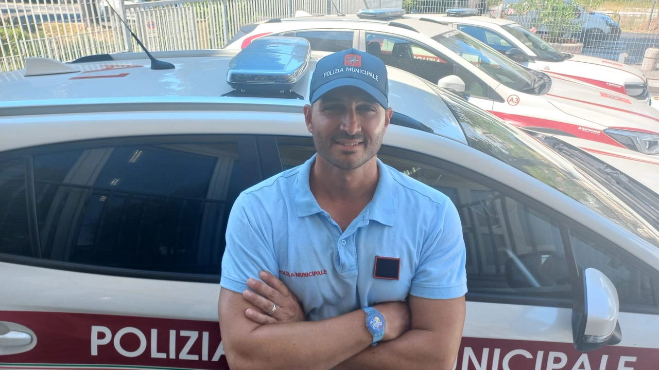 La Polizia municipale è intervenuta con tempestività. Nella foto, l'agente Iacopo Speroni della Polizia Municipale di Forte dei Marmi La Polizia municipale è intervenuta con tempestività. Nella foto, l'agente Iacopo Speroni della Polizia Municipale di Forte dei Marmi